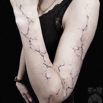 Татуировка женская реализм на руке каменная трещина