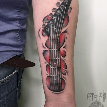 Татуировка мужская акварель на предплечье гриф гитары