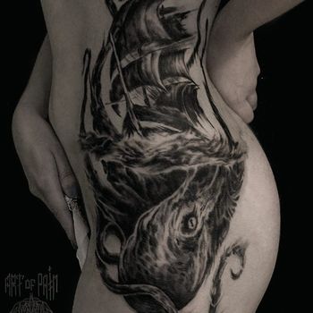 Татуировка женская хоррор на боку корабль и осьминог