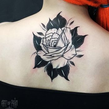 Татуировка женская графика на спине роза