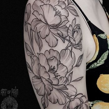 Татуировка женская графика на плече цветы