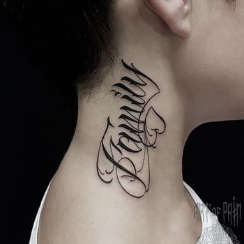 Татуировка женская каллиграфия на шее надпись