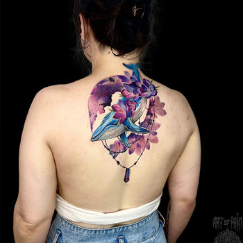 Татуировка женская акварель на спине кит