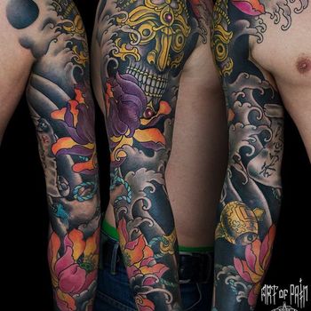 Татуировка мужская япония рукав череп, пионы и волны