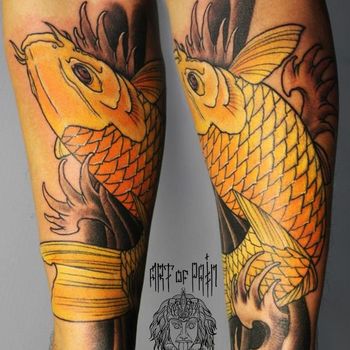 Татуировка мужская япония на предплечье рыбы