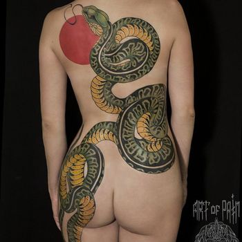 Татуировка женская Япония на спине змея и Солнце