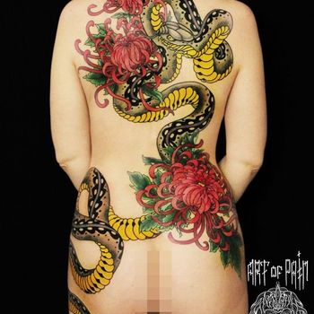 Татуировка женская Япония на спине змея с цветами