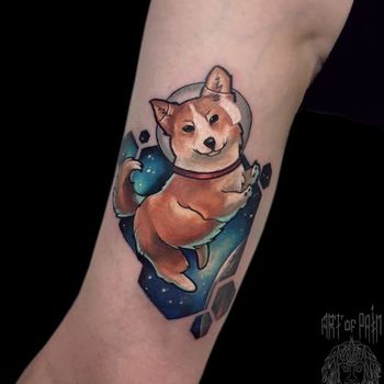 Татуировка женская нью скул на руке космос, собака