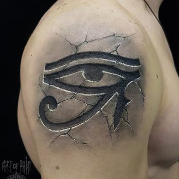 Татуировка мужская black&grey на плече глаз Гора (Уаджет) 