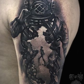 Татуировка мужская black&grey на плече водолаз