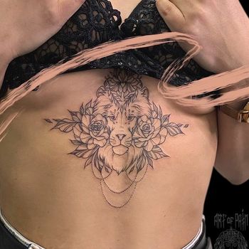 Татуировка женская графика под грудью лев 