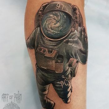 Татуировка мужская реализм на голени космонавт
