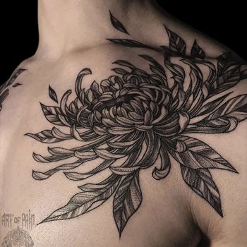 Татуировка мужская графика на груди хризантема