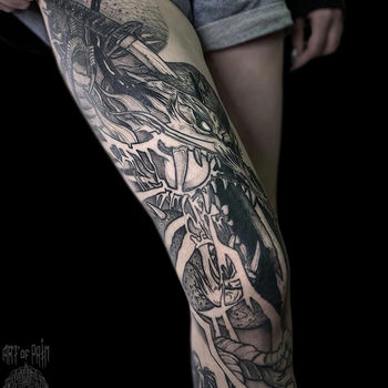 Татуировка женская графика на бедре дракон и меч