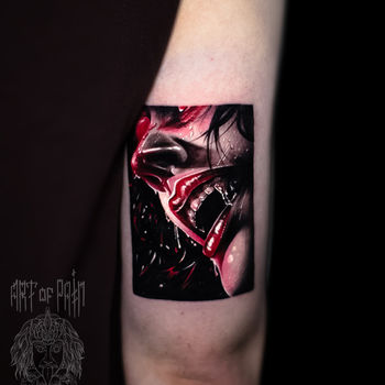 Татуировка женская реализм на руке вампир