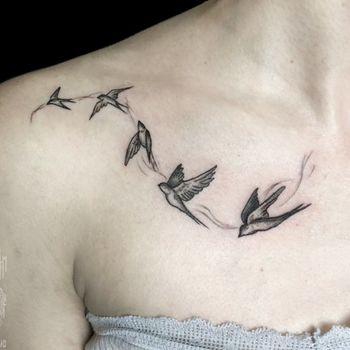 Татуировка женская графика на ключице птички