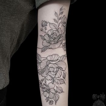 Татуировка женская графика на руке цветы чайной розы