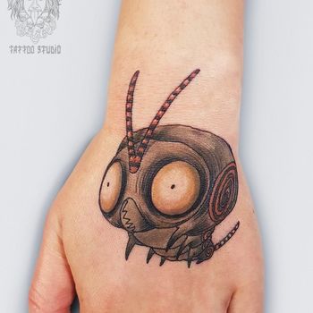 Татуировка женская нью-скул на кисти насекомое
