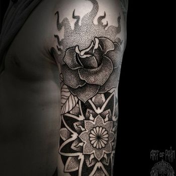 Татуировка мужская графика на плече орнамент и роза