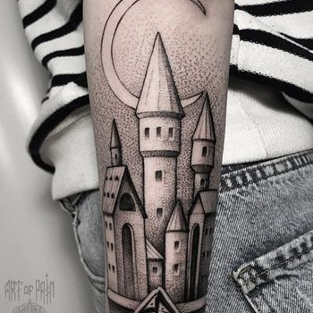 Татуировка мужская дотворк на предплечье замок