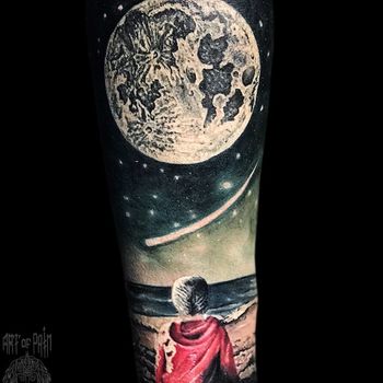 Татуировка мужская реализм на предплечье луна и человек