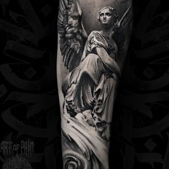 Татуировка мужская black&grey на предплечье ангел