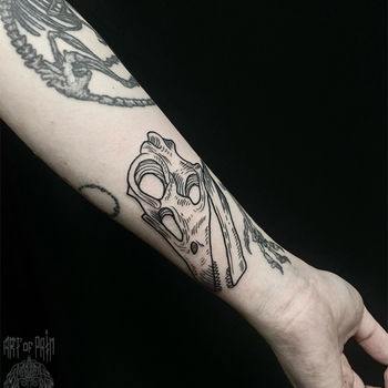Татуировка мужская графика на руке череп