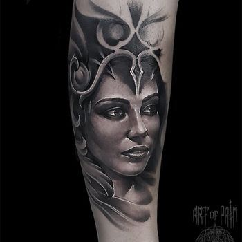 Татуировка женская black&grey на голени девушка в шлеме