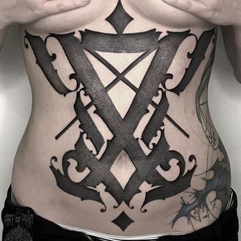 Татуировка женская графика на животе символы