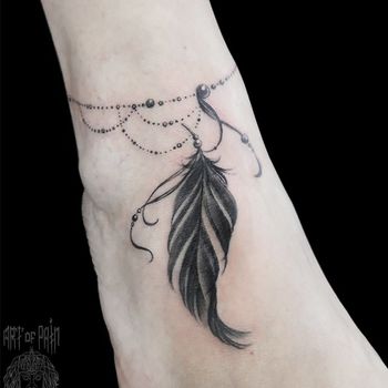 Татуировка женская графика на ноге браслет и перо