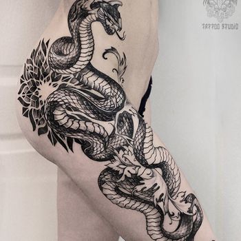 Татуировка женская графика на бедре змея и узор на ягодице