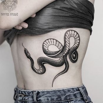 Татуировка женская графика на боку змея