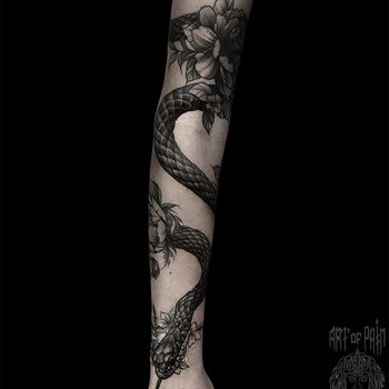 Татуировка женская реализм на руке змея и цветы
