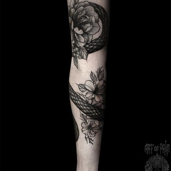 Татуировка женская реализм на руке змея и цветы (внутренняя сторона руки)