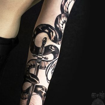 Татуировка женская япония на руке змея и кинжал