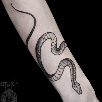 Татуировка женская графика на предплечье змея удав