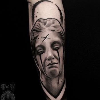 Татуировка женская black&grey на предплечье богиня