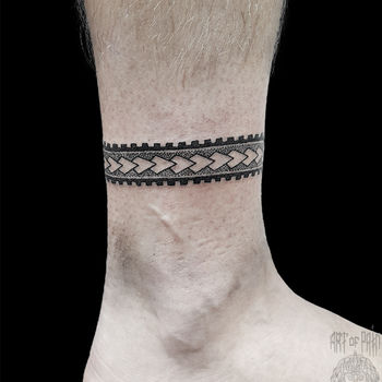 Татуировка мужская графика на щиколотке браслет