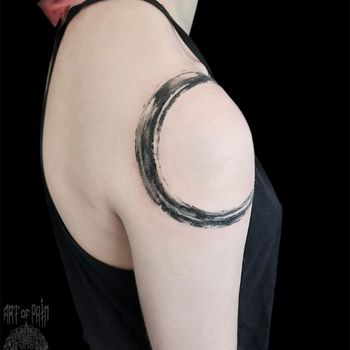 Татуировка женская графика на плече кольцо