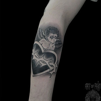 Татуировка мужская графика на предплечье ангел и сердце