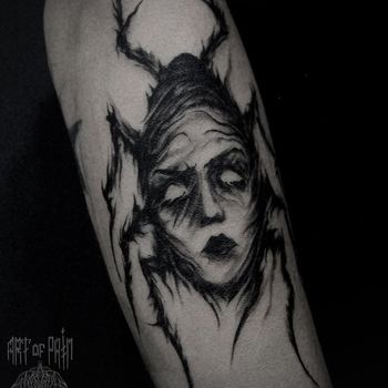 Татуировка мужская хоррор на предплечье жук с лицом