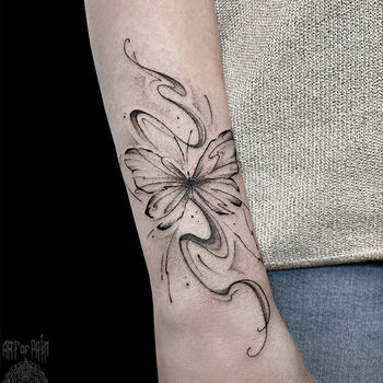 Татуировка женская графика на запястье бабочка