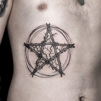 Татуировка мужская графика на боку звезда из веток