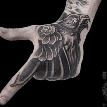 Татуировка мужская графика на кисти орел