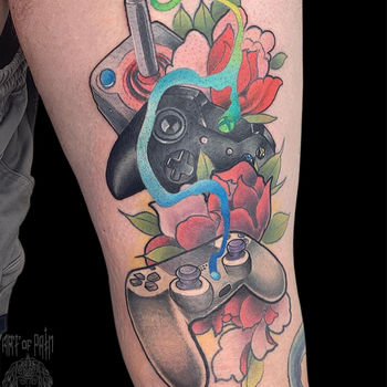 Татуировка мужская нью скул на бедре джойстики и цветы