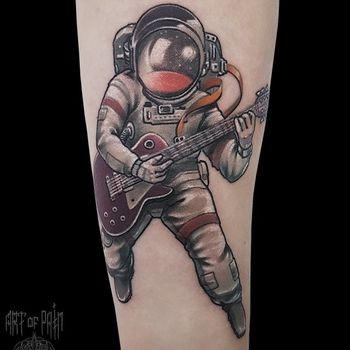 Татуировка мужская нью-скул на предплечье космонавт с гитарой