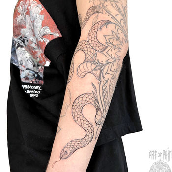 Татуировка женская графика на предплечье змея и узор