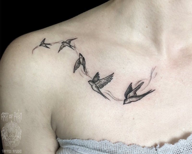 Татуировка птички на ключице для девушек